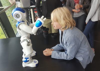 RobotXperience, Kinderen-gefascineerd-door-robot