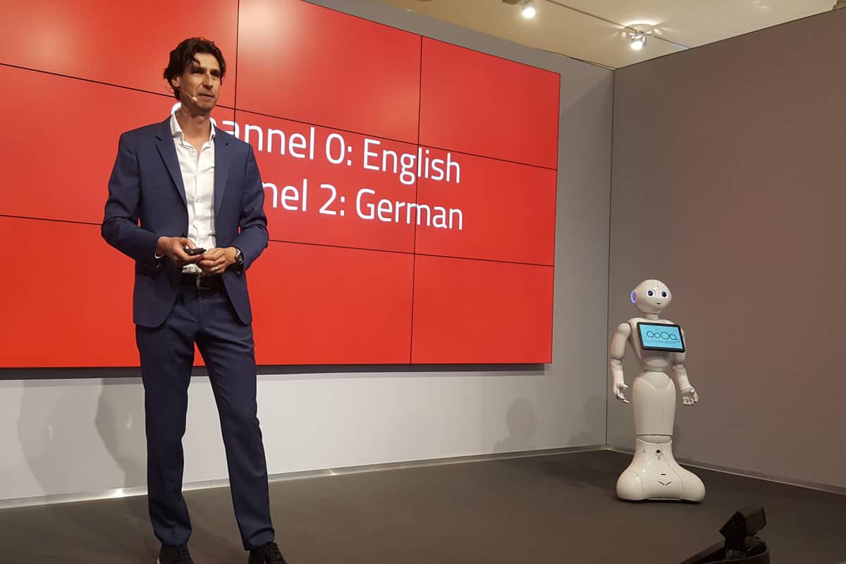 Beleefd Reageer boksen Spreker robots en exponentiële technologie | Randall van Poelvoorde